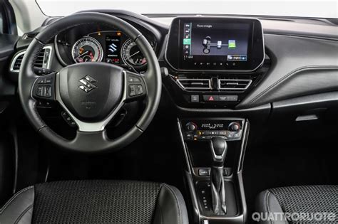 Interni della Suzuki S-Cross con display multimediale
