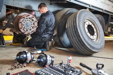 Camion in riparazione in un'officina specializzata