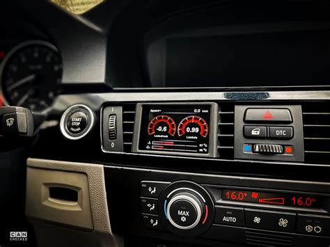 Interno di una BMW E90 con display dell'autoradio
