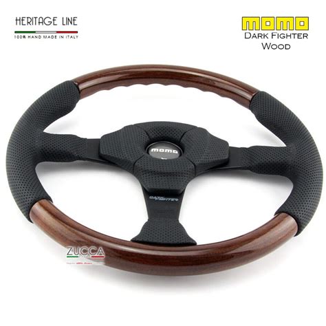 Immagine di un volante rivestito in pelle