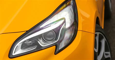 Luci diurne a LED accese su una Opel Mokka X