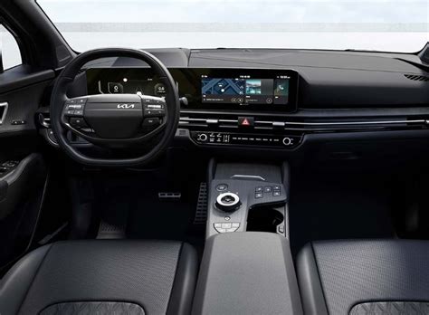 Interni della Kia Sportage con doppio display curvo