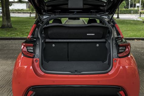 Toyota Yaris bagagliaio aperto con cappelliera retratta