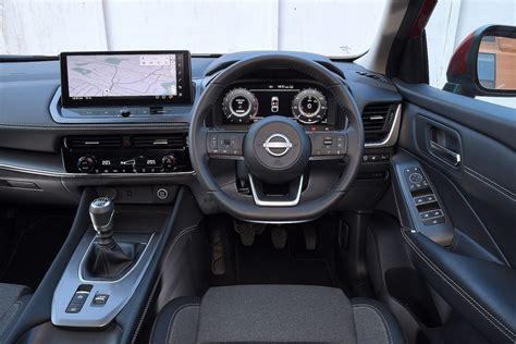 Dashboard di un Nissan Qashqai con le spie dei sistemi ADAS attive