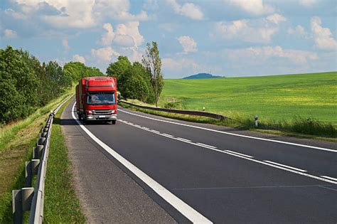 Un camion con container in viaggio su una strada