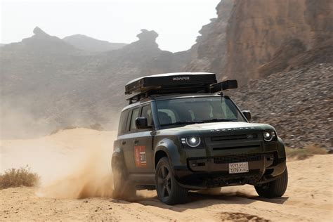 Land Rover Defender nel deserto