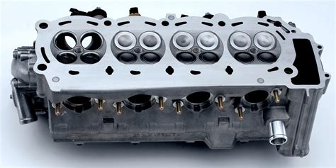 Diagramma dettagliato di una testata motore con indicazione delle valvole e dei condotti
