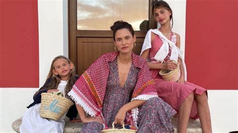 Bianca Balti con le sue figlie