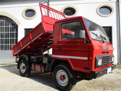 Autocarro agricolo 4x4 in azione su terreno impervio