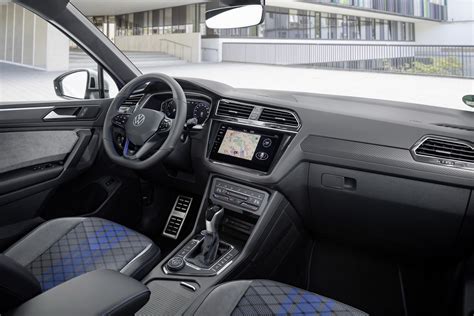 Interni Volkswagen Tiguan R con volante sportivo