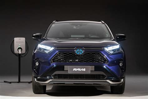 Immagine del Toyota RAV4 Plug-in Hybrid in ricarica