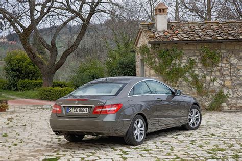 Vista posteriore Mercedes-Benz Classe E Coupé C207