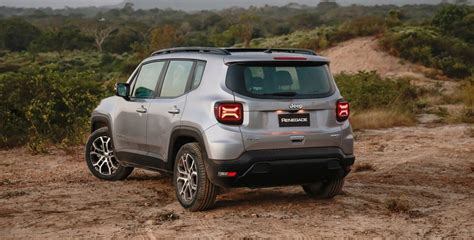 Jeep Renegade in azione su terreno fuoristrada