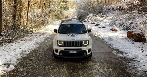 Jeep Renegade su strada innevata, evidenziando la versatilità
