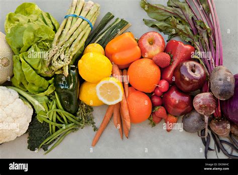 Tavola di frutta e verdura colorata