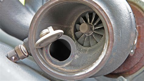 confronto visivo tra una wastegate standard e una versione in ergal ad alte prestazioni