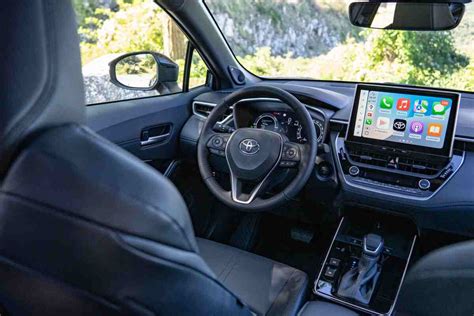 Interno di una Toyota Corolla con sistema di infotainment moderno