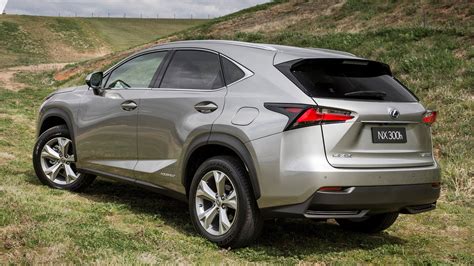 Lexus NX 300h in strada