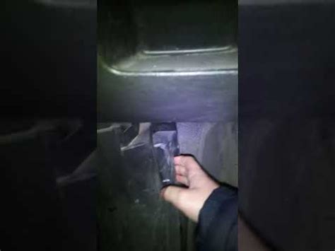 Posizione della leva di sgancio del cofano nella Opel Mokka