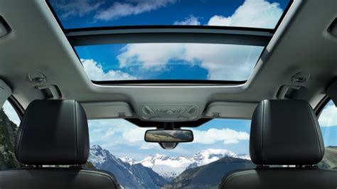 Ford Kuga con tetto panoramico in primo piano