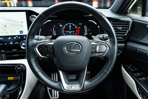 Lexus NX in ambiente urbano