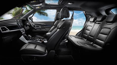 Interni KGM Korando con cruscotto digitale