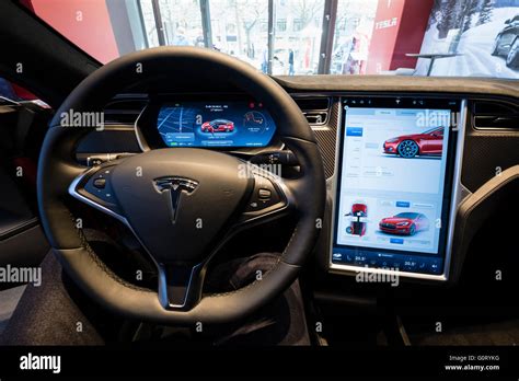 Interno Tesla con display centrale