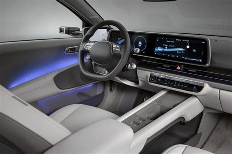 Interni della Hyundai Ioniq con display multimediale