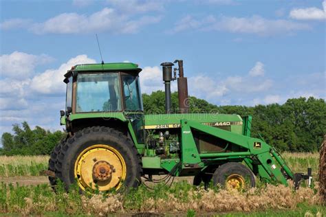 Trattore John Deere in un campo agricolo