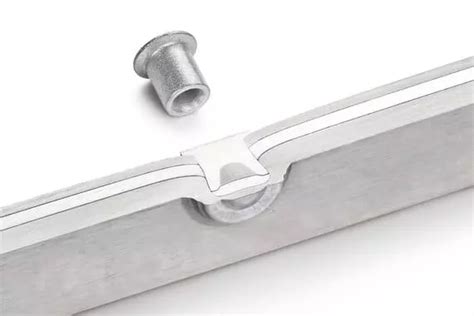 Rivetti speciali per applicazioni automotive