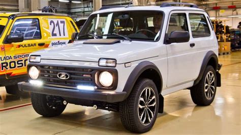 Lada Niva in montagna con famiglia