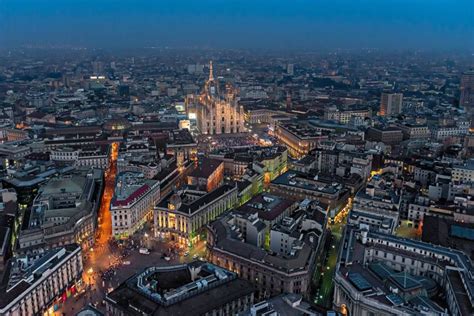 Vista aerea della città di Milano con elementi grafici Jeep