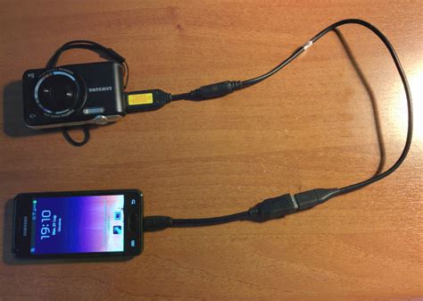 Smartphone collegato a un DAC portatile tramite cavo OTG