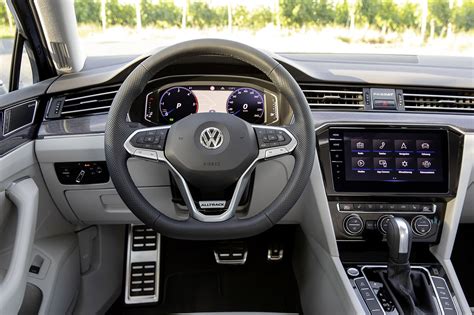 Volkswagen Passat Alltrack interior features dashboard