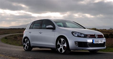 Volkswagen Golf GTI MK6 nera con emblema nero