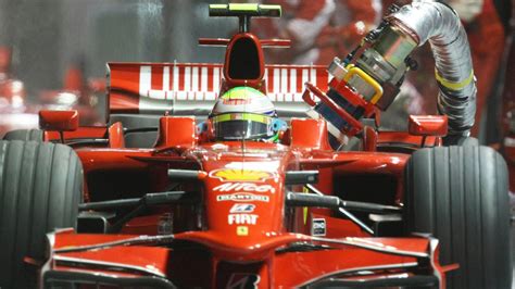 Felipe Massa in Pit Stop con bocchettone carburante inserito