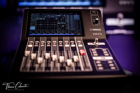 Pannello di controllo di un mixer con canali e potenziometri