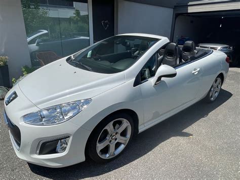 Peugeot 308 CC in versione cabriolet con il tetto abbassato