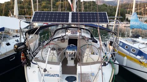 Barca a vela ibrida con pannelli solari