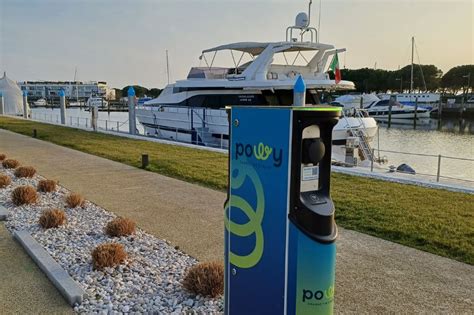 Porto turistico con colonnine di ricarica elettriche