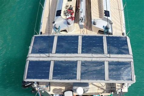 Pannelli solari su catamarano