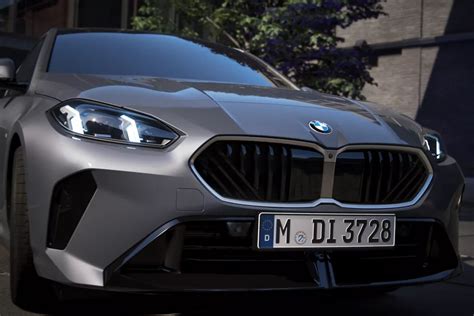 Design distintivo della BMW Serie 5 con calandra a doppio rene illuminata