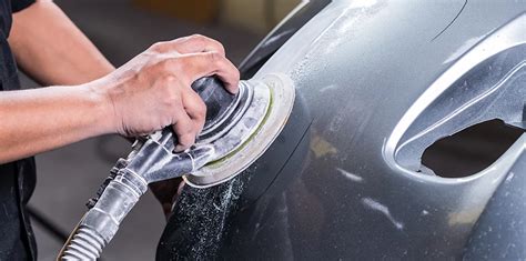 Carteggiatura cerchione auto per preparazione verniciatura