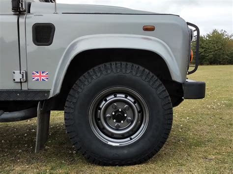 Land Rover Defender con cerchi neri opachi