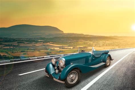 Automobile d'epoca su strada