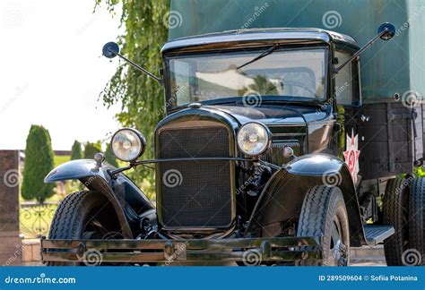 Un'auto d'epoca con un design classico