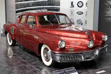 Un'auto d'epoca in un museo