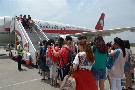 Aeroporto con persone che si imbarcano su un aereo