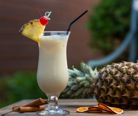 Cocktail Piña Colada con ananas e ciliegina
