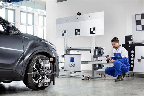 Tecnico che calibra i sistemi ADAS dopo una riparazione